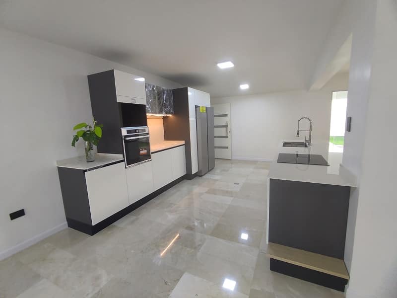 Two-Level House for Sale, Urb. La Trigaleña